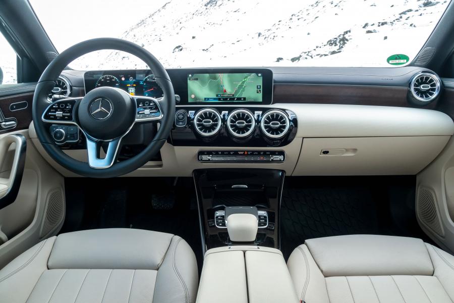 Торпедо Mercedes-Benz A250 4Matic (W177) 2018 года  (фото 13 из 16)